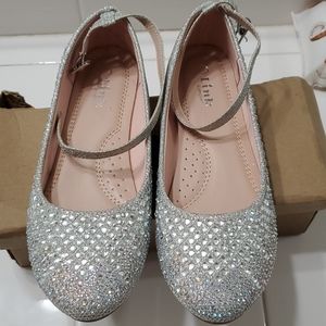 NWOT Girls link comfort flats size 4
